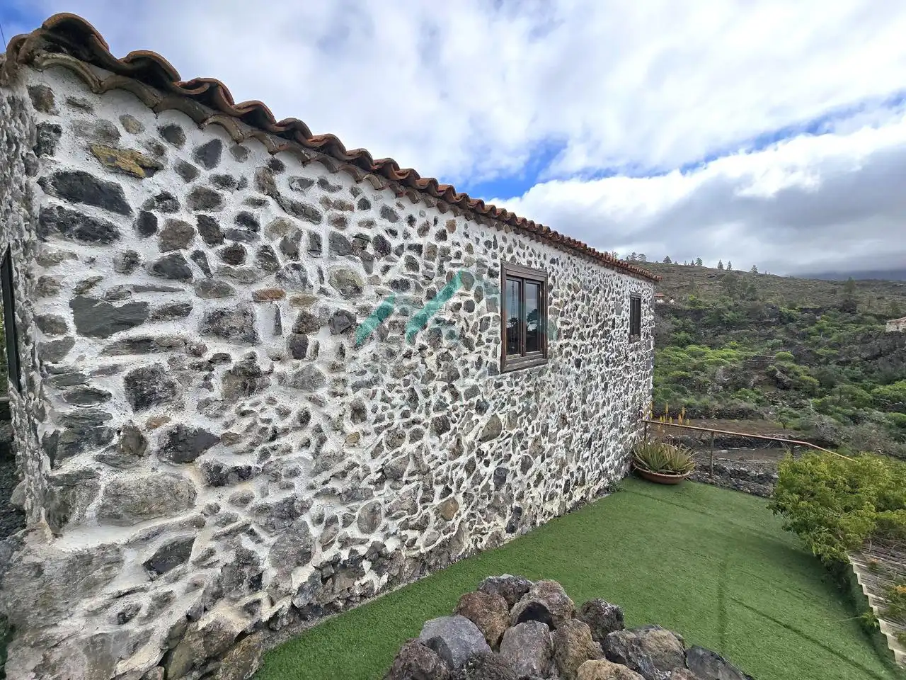 Vista exterior de Finca rústica en venda en Guía de Isora amb Jardí privat i Moblat