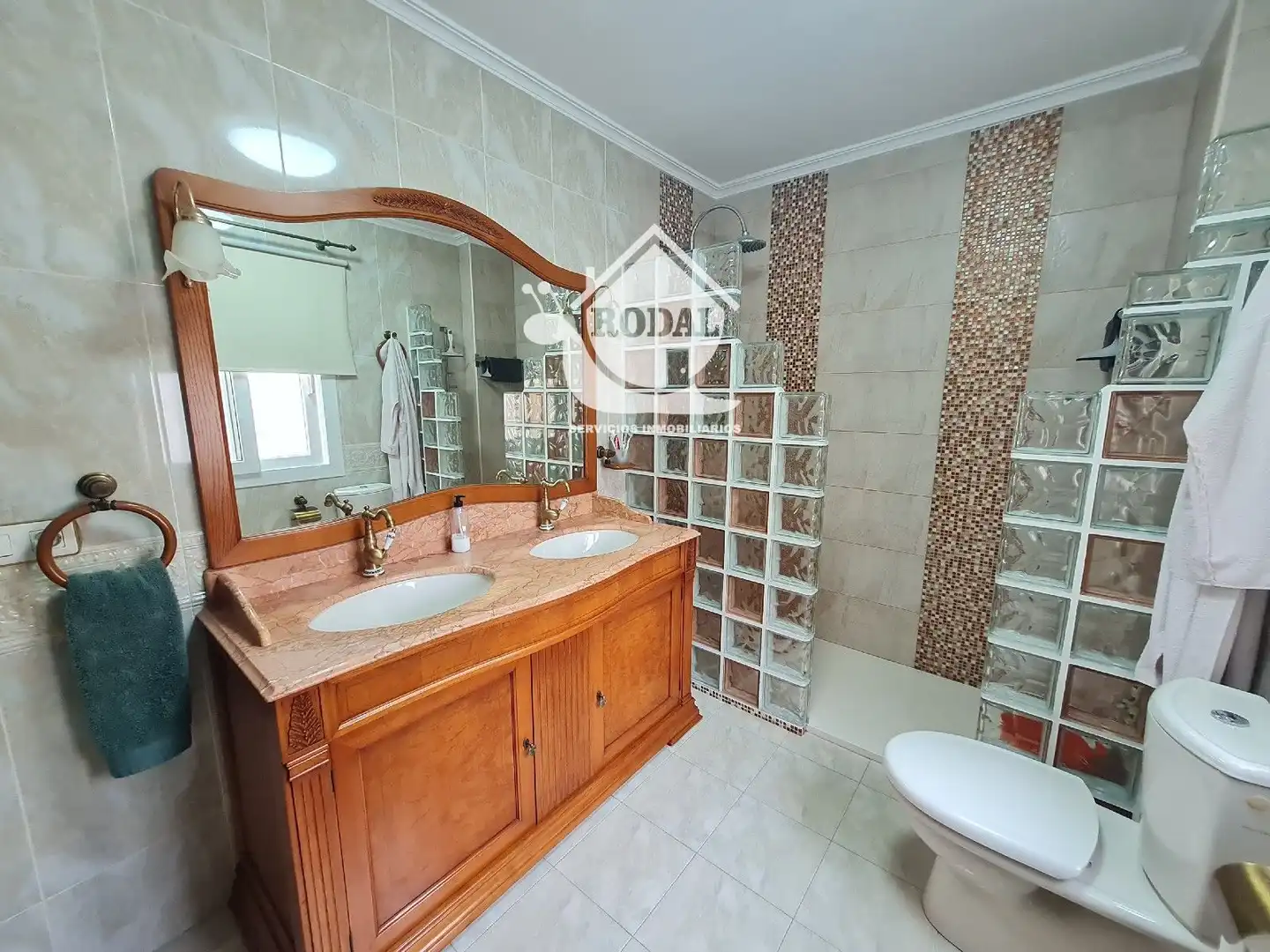 Badezimmer von Einfamilien-Reihenhaus zum Verkauf in Huércal de Almería mit Klimaanlage, Heizung und Terrasse