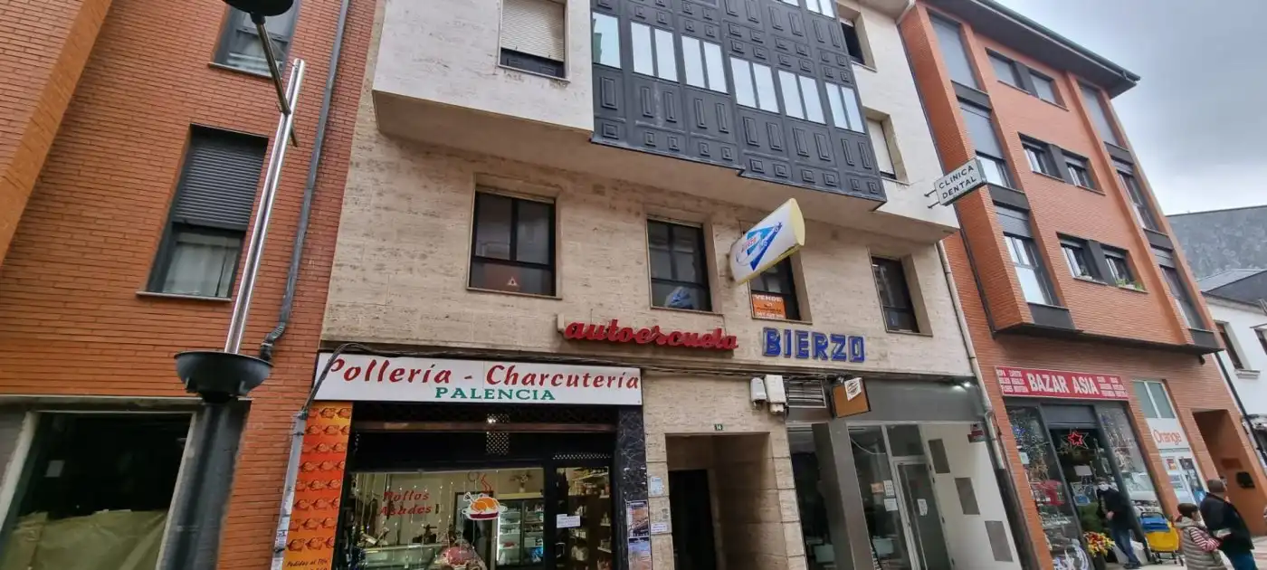 Oficina en venda en Bembibre amb Terrassa i Moblat