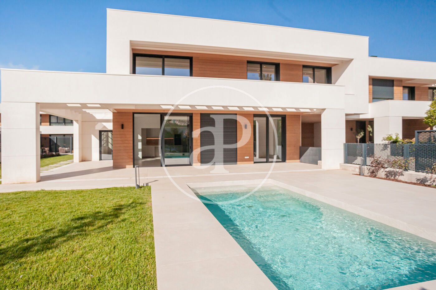 Exterior view of Single-family semi-detached for sale in  Madrid Capital  with Air Conditioner, Heating and Private garden