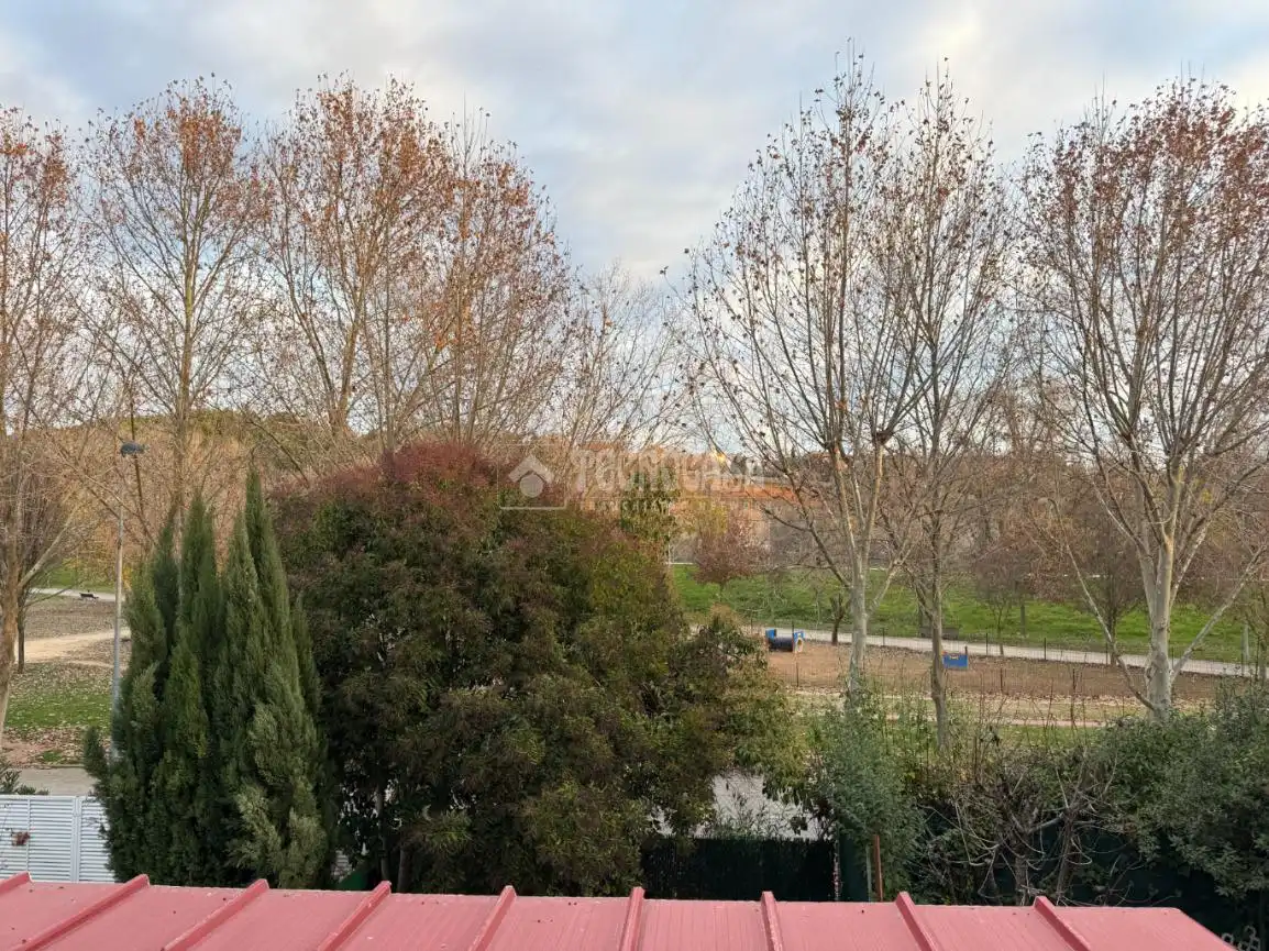 Einfamilien-Reihenhaus zum Verkauf in Guadalajara mit Klimaanlage, Heizung und Privatgarten