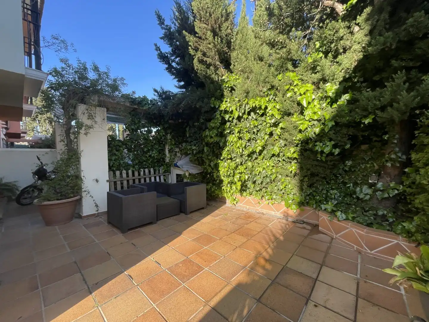 Terrasse von Einfamilien-Reihenhaus zum Verkauf in Gines mit Klimaanlage, Heizung und Abstellraum
