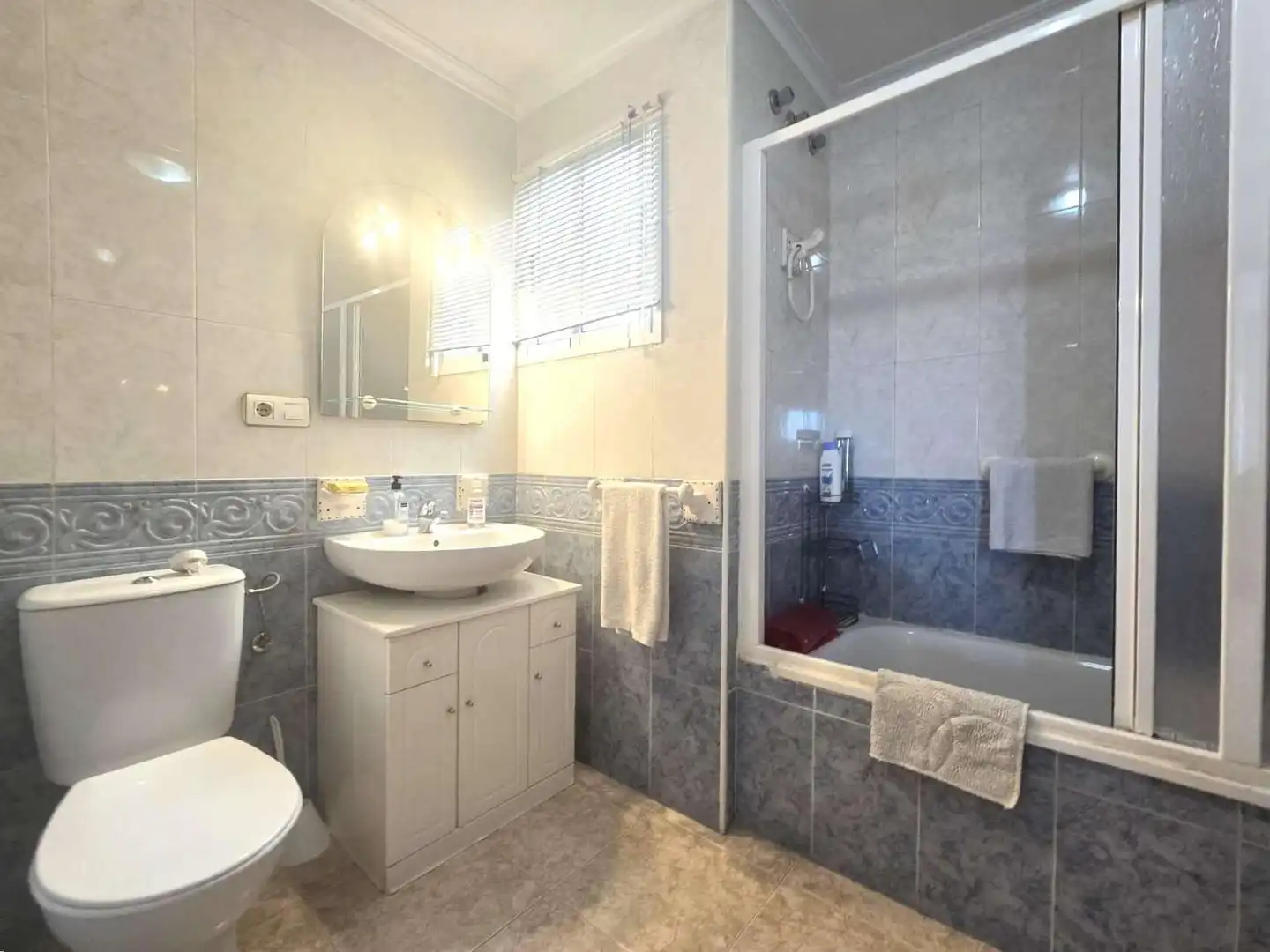 Baño de Apartamento en venta en Torrevieja con Aire acondicionado, Calefacción y Terraza