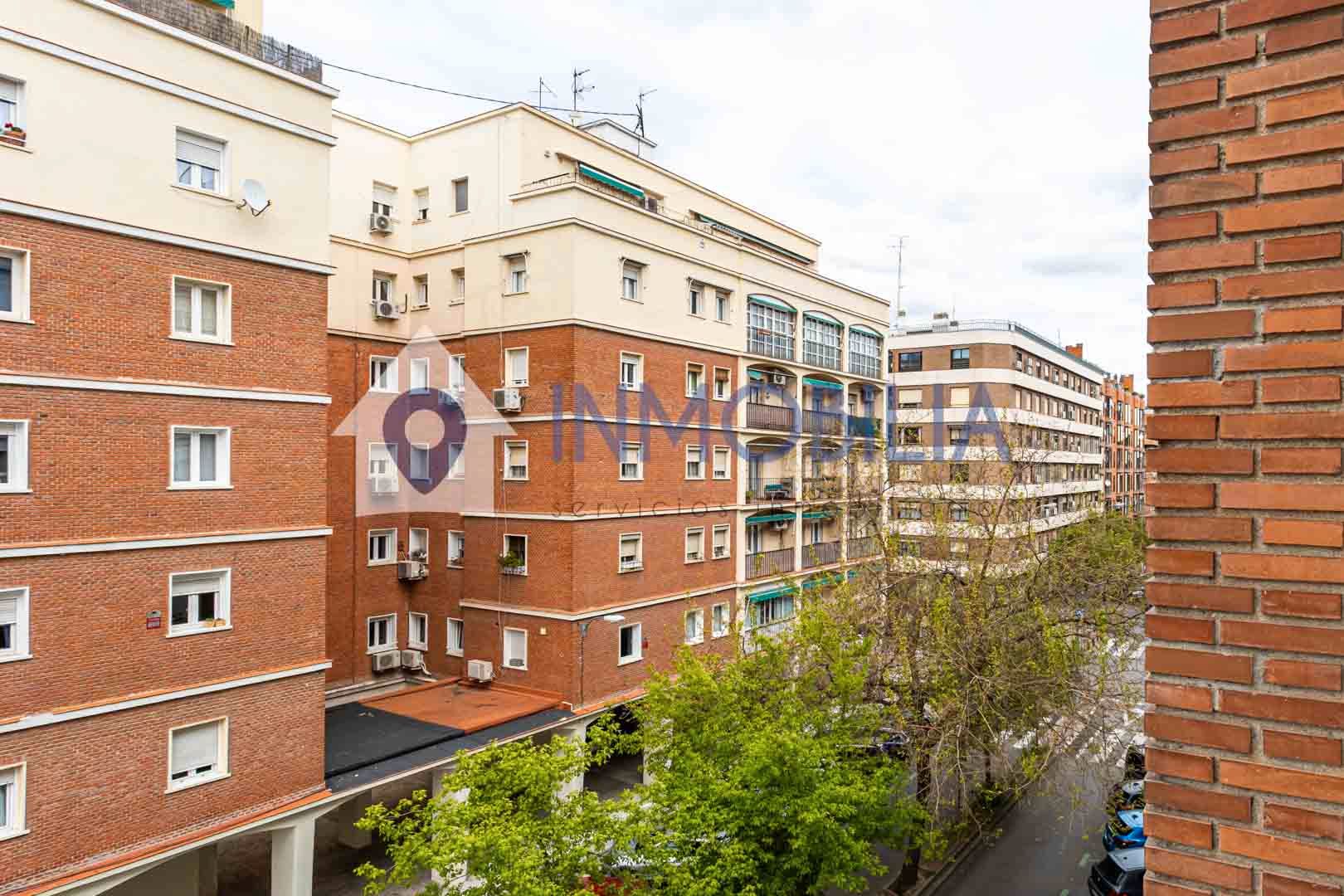 Vista exterior de Pis en venda en  Madrid Capital amb Calefacció, Parquet i Terrassa