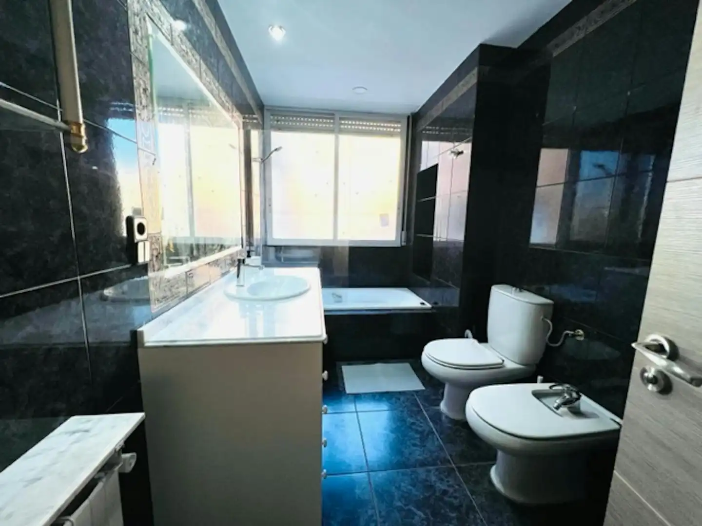 Baño de Piso para compartir en Alcobendas con Calefacción y Lavadora