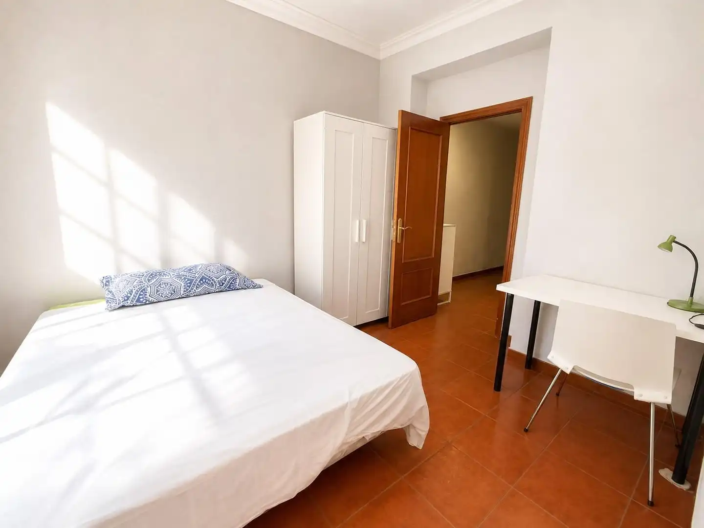 Schlafzimmer von Wohnung zur Miete in Madrid mit Heizung, Möbliert und Balkon