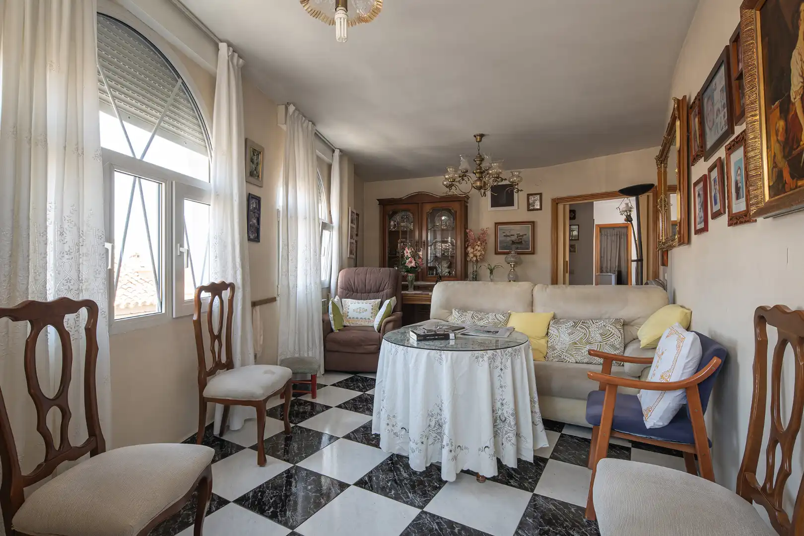 Sala d'estar de Casa adosada en venda en La Zubia amb Calefacció, Terrassa i Moblat