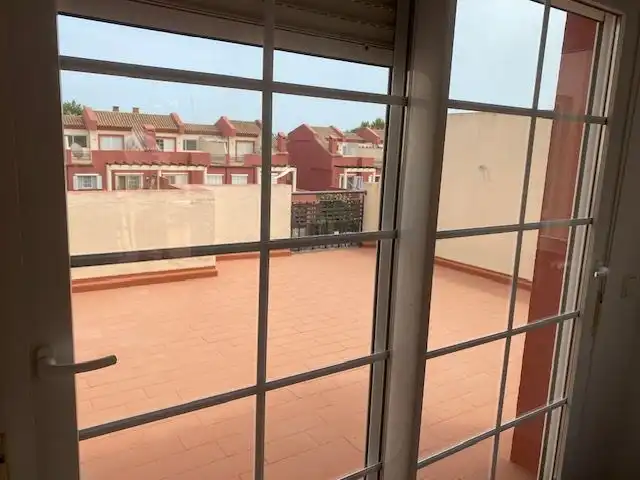 Terrasse von Einfamilien-Reihenhaus zum Verkauf in Sotogrande mit Klimaanlage, Heizung und Privatgarten