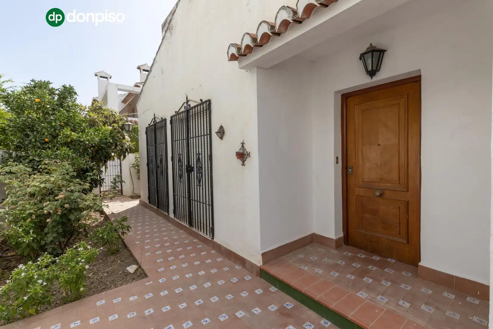 Außenansicht von Einfamilien-Reihenhaus zum Verkauf in Granada mit Heizung, Terrasse und Abstellraum
