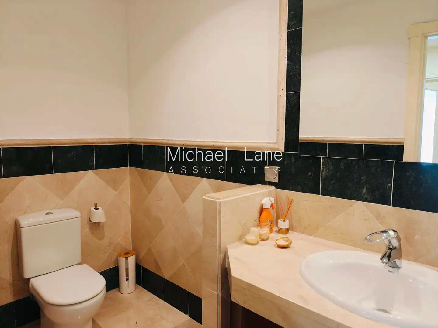 Badezimmer von Erdgeschoss zum Verkauf in Sotogrande mit Klimaanlage, Privatgarten und Terrasse