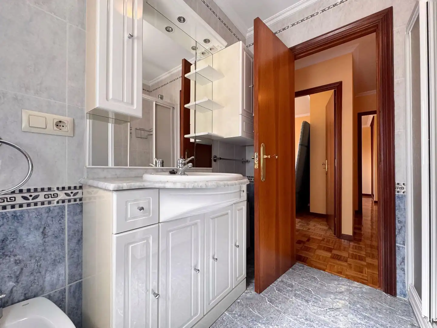 Bathroom of Flat for sale in Pontevedra Capital   with Heating