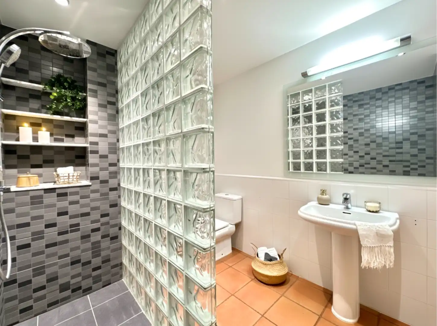 Badezimmer von Einfamilien-Reihenhaus zum Verkauf in Taradell mit Heizung, Privatgarten und Terrasse
