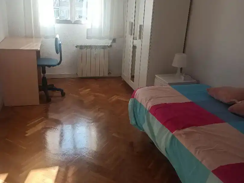 Schlafzimmer von Wohnung zur Miete in  Pamplona / Iruña mit Balkon