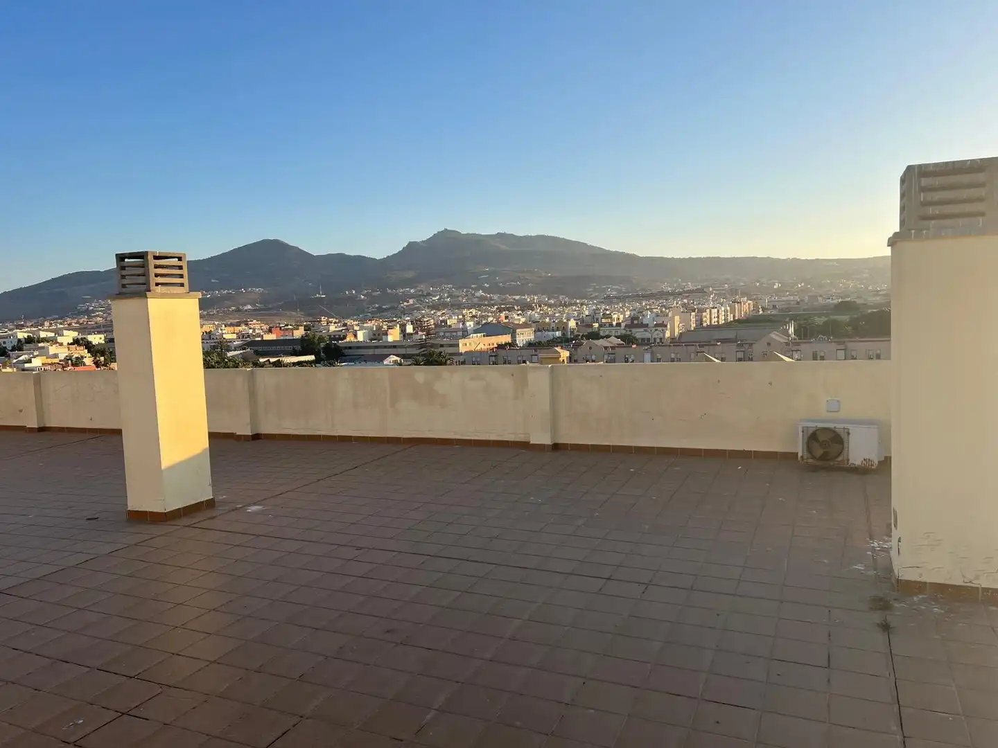 Vista exterior de Àtic en venda en Melilla amb Aire condicionat, Terrassa i Traster