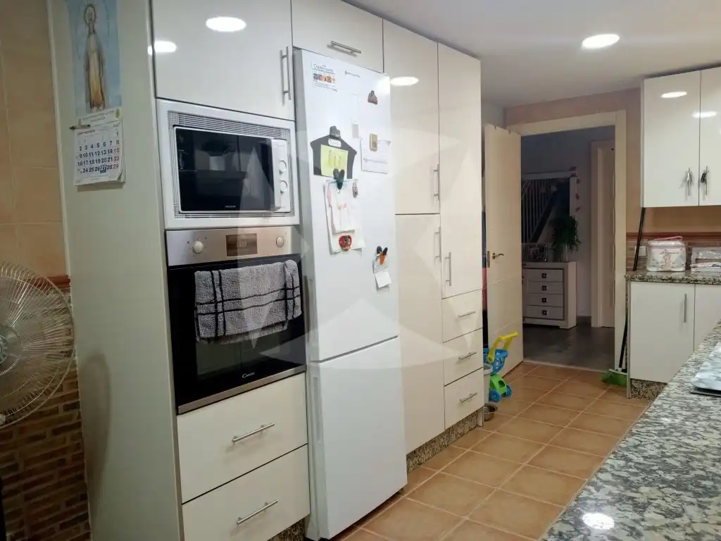 Cuina de Casa adosada en venda en Cáceres amb Terrassa