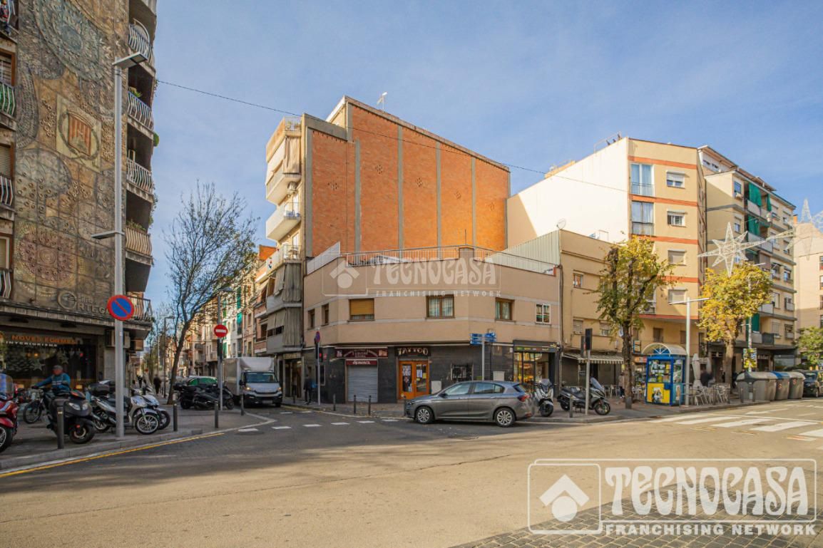 Vista exterior de Casa adosada en venda en Santa Coloma de Gramenet amb Aire condicionat, Calefacció i Parquet