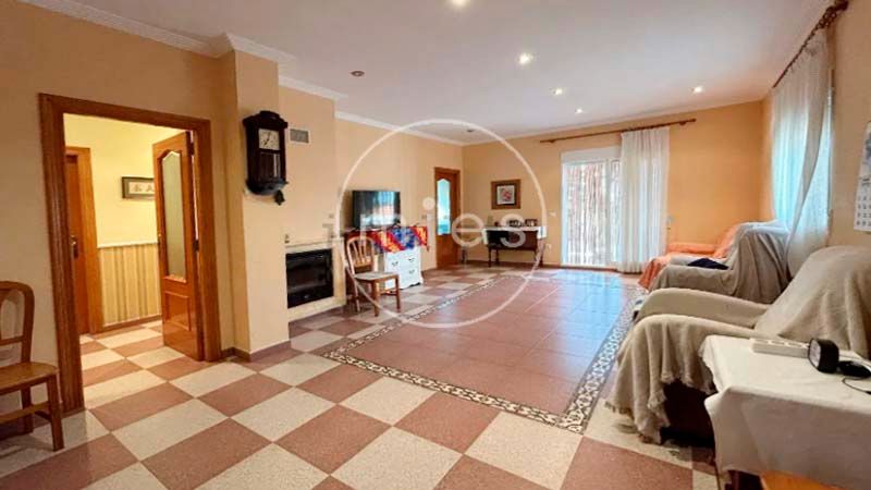 Sala d'estar de Casa o xalet en venda en Montserrat amb Jardí privat, Terrassa i Moblat