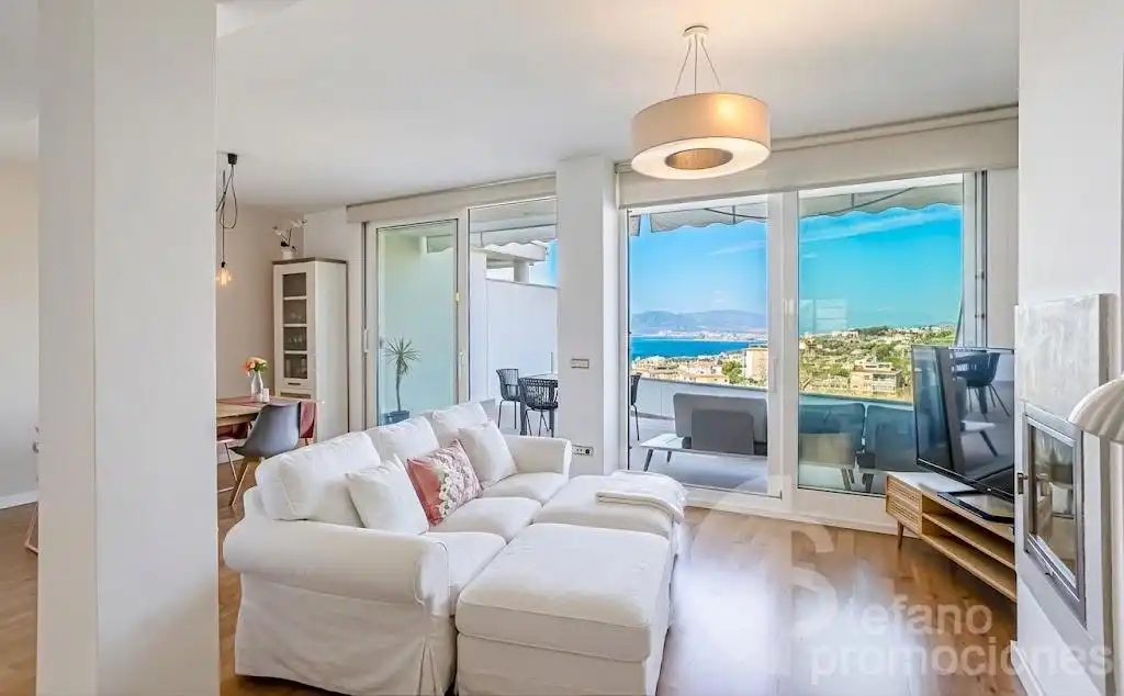 Sala d'estar de Casa adosada en venda en Málaga amb Aire condicionat, Jardí privat i Parquet