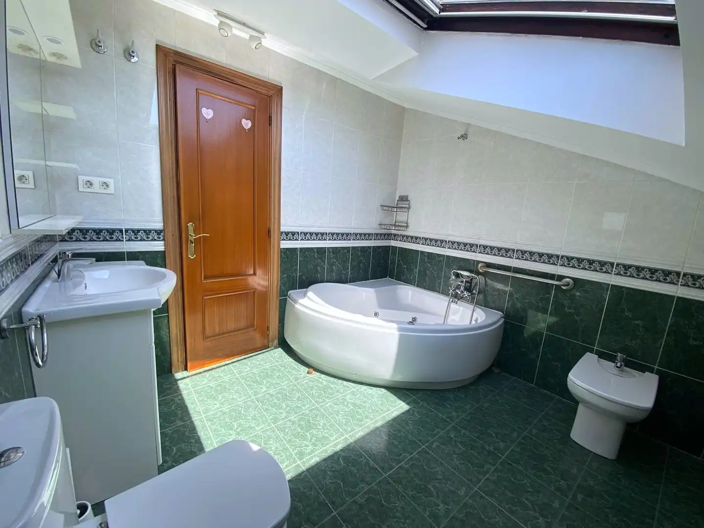 Badezimmer von Einfamilien-Reihenhaus zum Verkauf in Castro-Urdiales mit Heizung, Privatgarten und Parkett