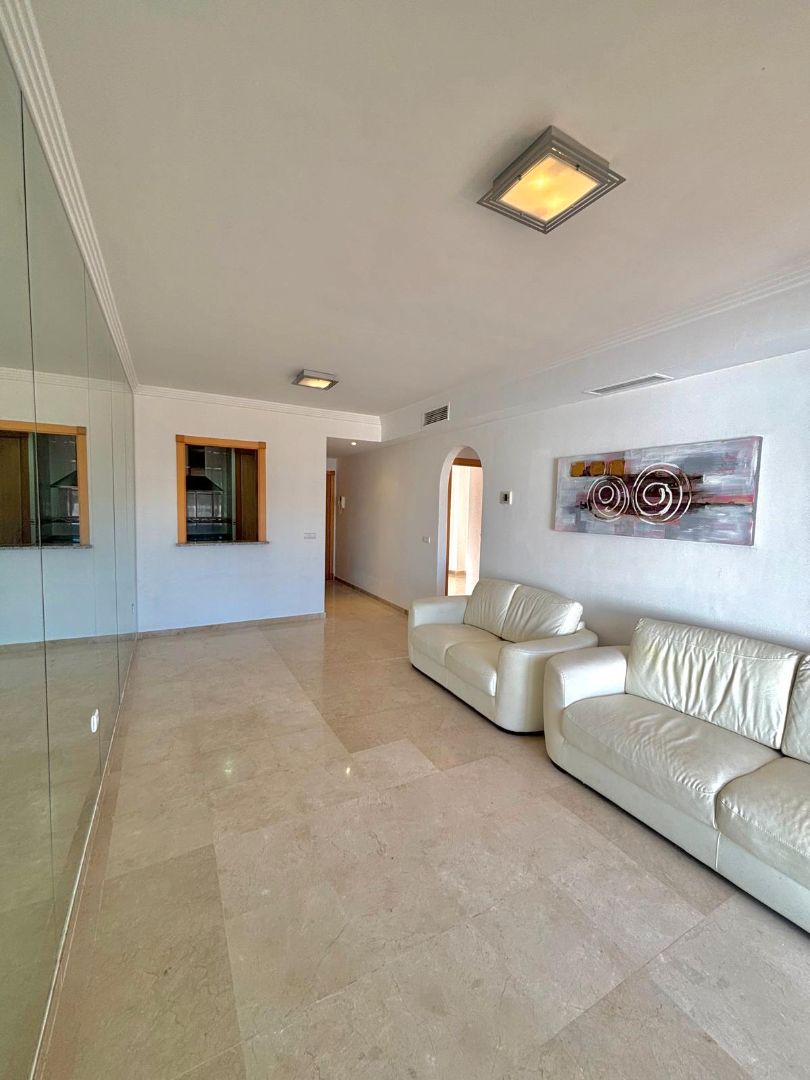 Sala d'estar de Pis en venda en Benalmádena amb Aire condicionat, Terrassa i Moblat