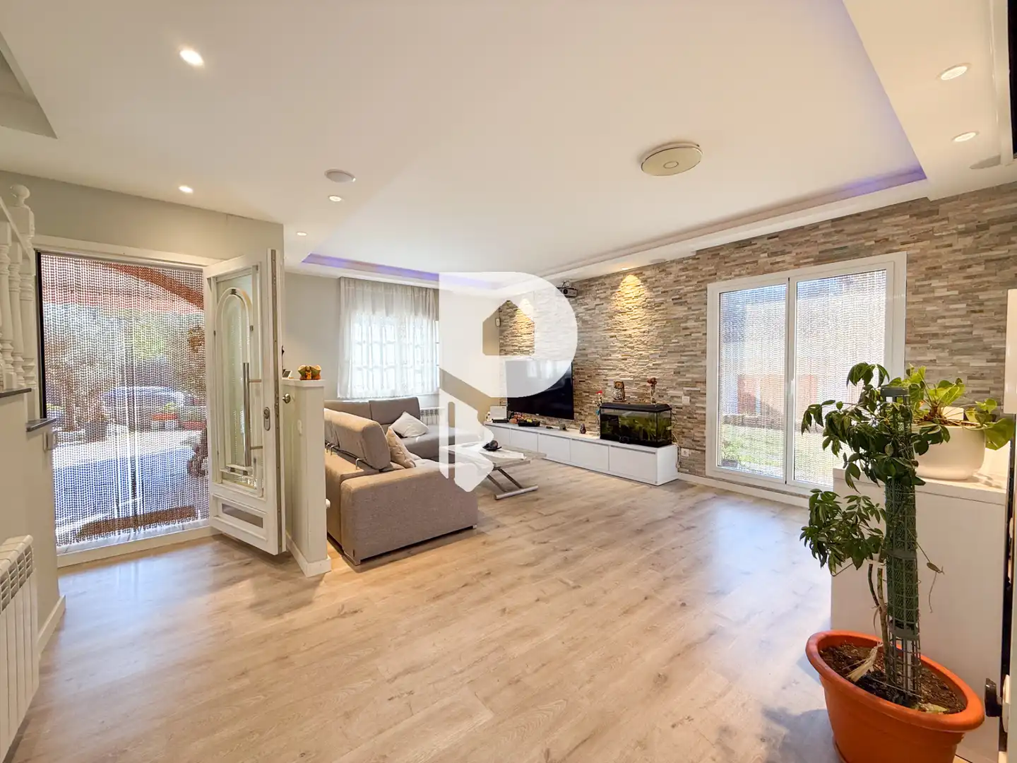Sala d'estar de Casa o xalet en venda en Corbera de Llobregat amb Aire condicionat, Calefacció i Jardí privat