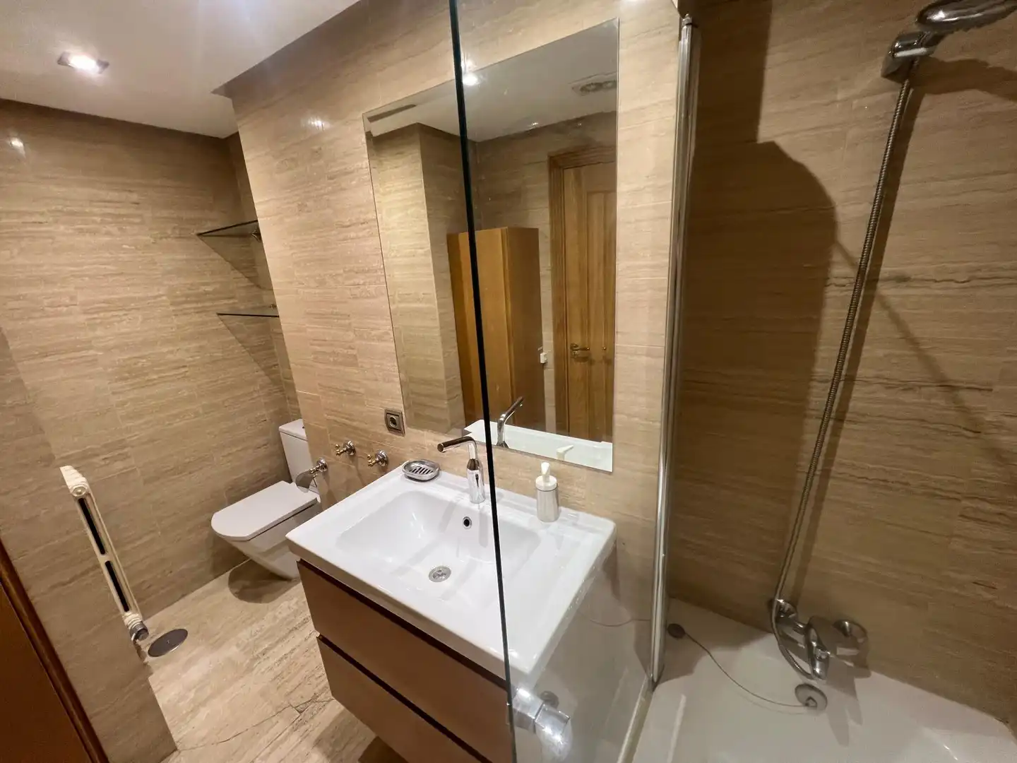 Bathroom of Apartments for rent in León Capital   with Parquet flooring