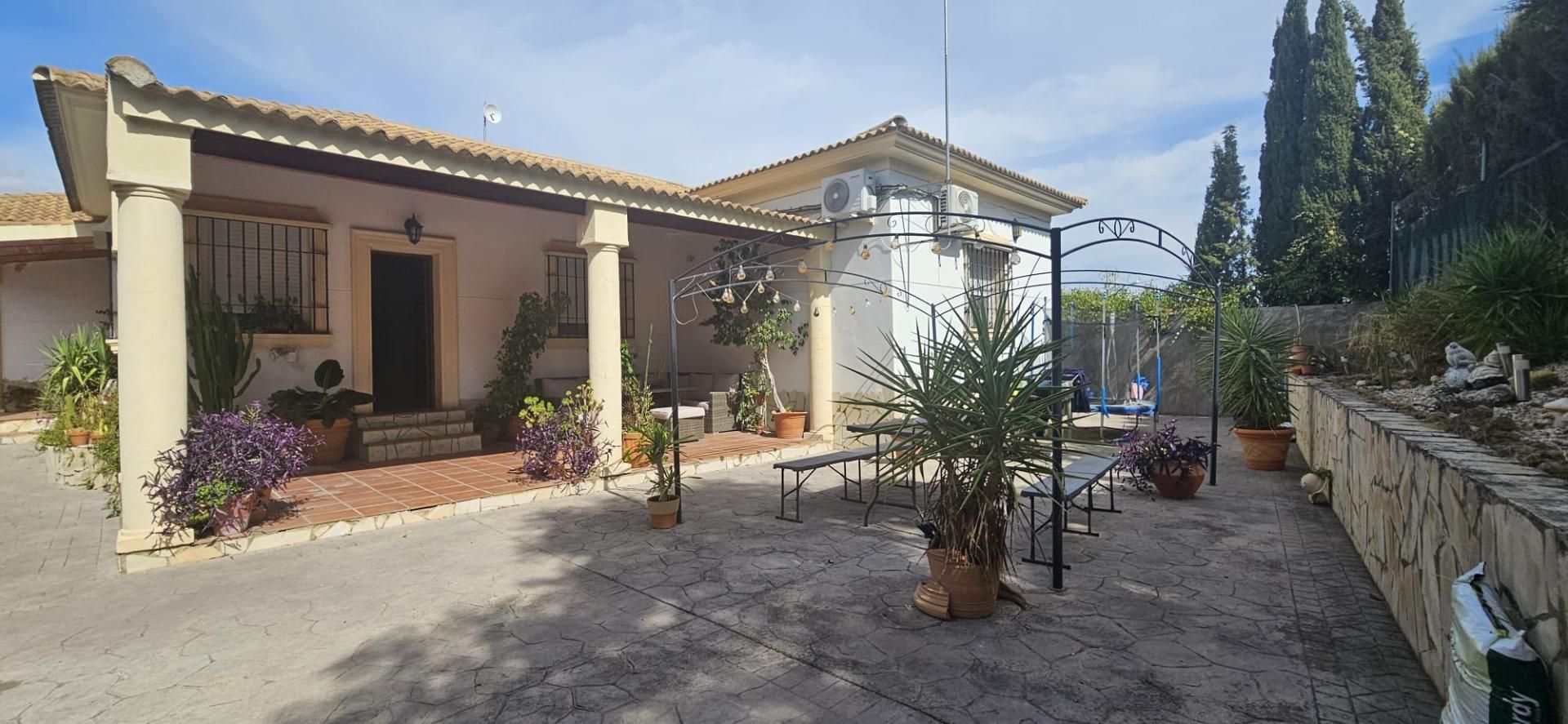 Vista exterior de Casa o xalet en venda en  Córdoba Capital amb Aire condicionat, Calefacció i Jardí privat