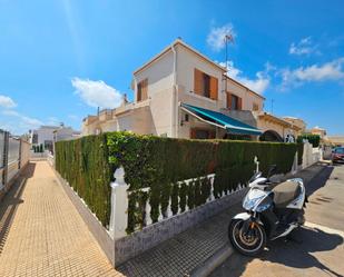 Vista exterior de Casa adosada en venda en Torrevieja amb Terrassa i Balcó