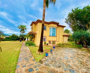 Vista exterior de Casa o xalet en venda en Estepona amb Aire condicionat, Calefacció i Jardí privat