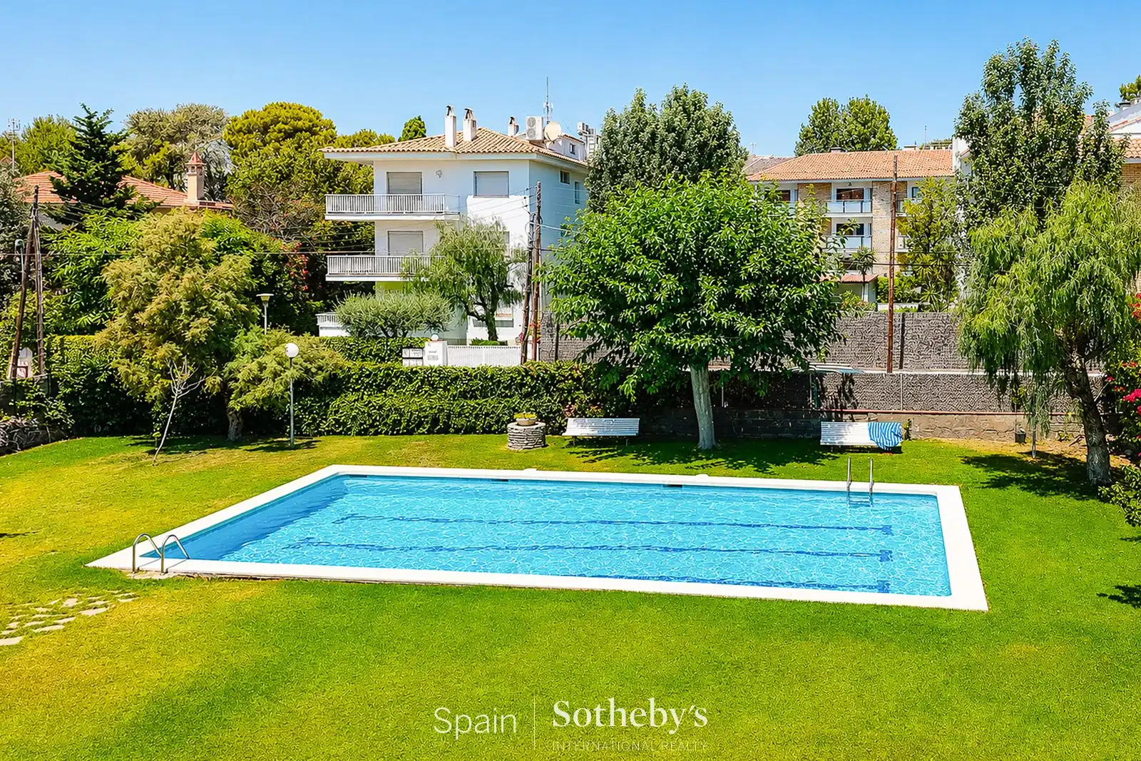 Schwimmbecken von Wohnungen zum Verkauf in Sitges mit Klimaanlage, Heizung und Privatgarten