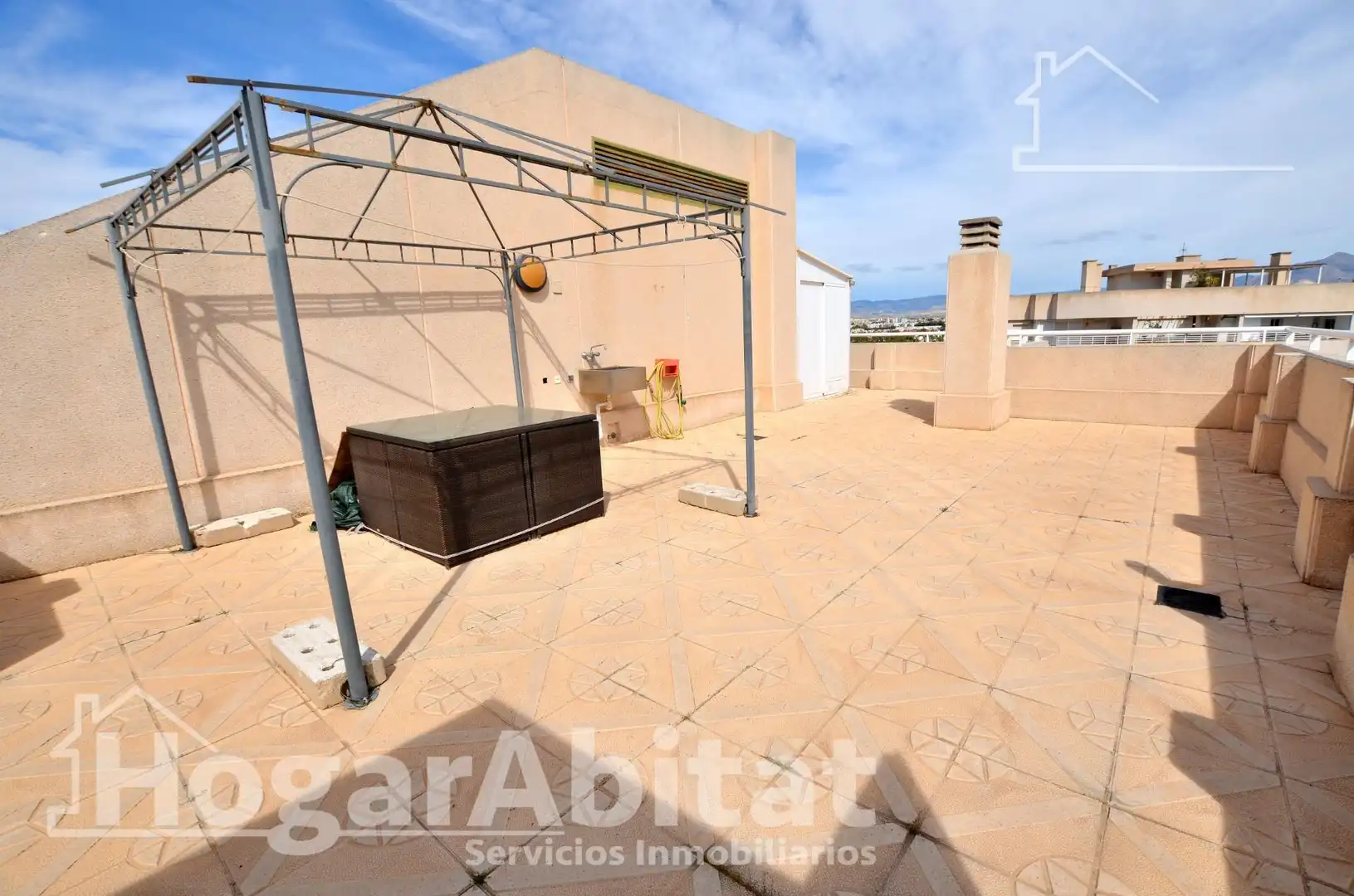 Vista exterior de Ático en venta en Alicante / Alacant con Calefacción, Jardín privado y Terraza