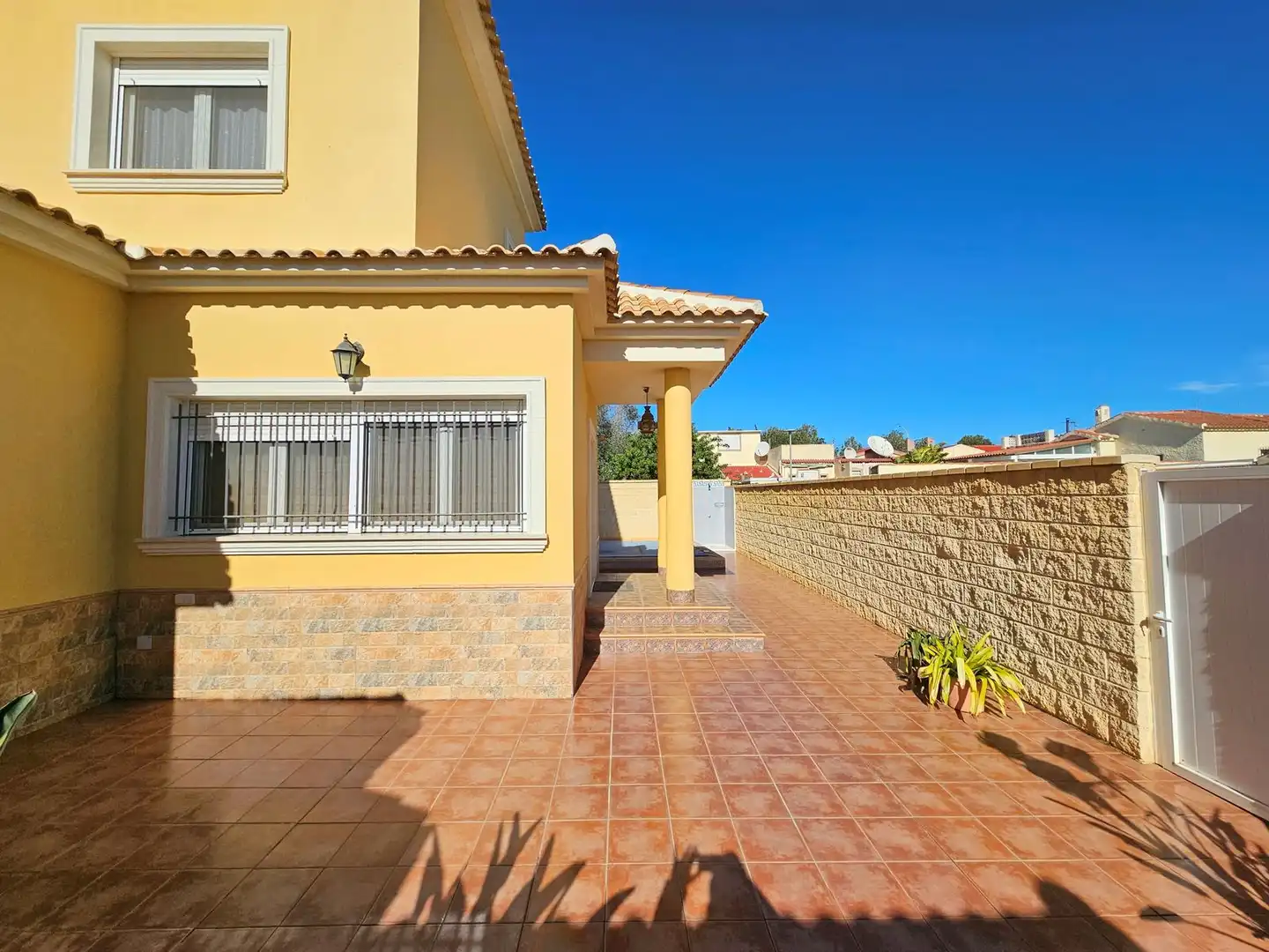 Vista exterior de Casa o chalet en venta en Torrevieja con Jardín privado, Terraza y Piscina