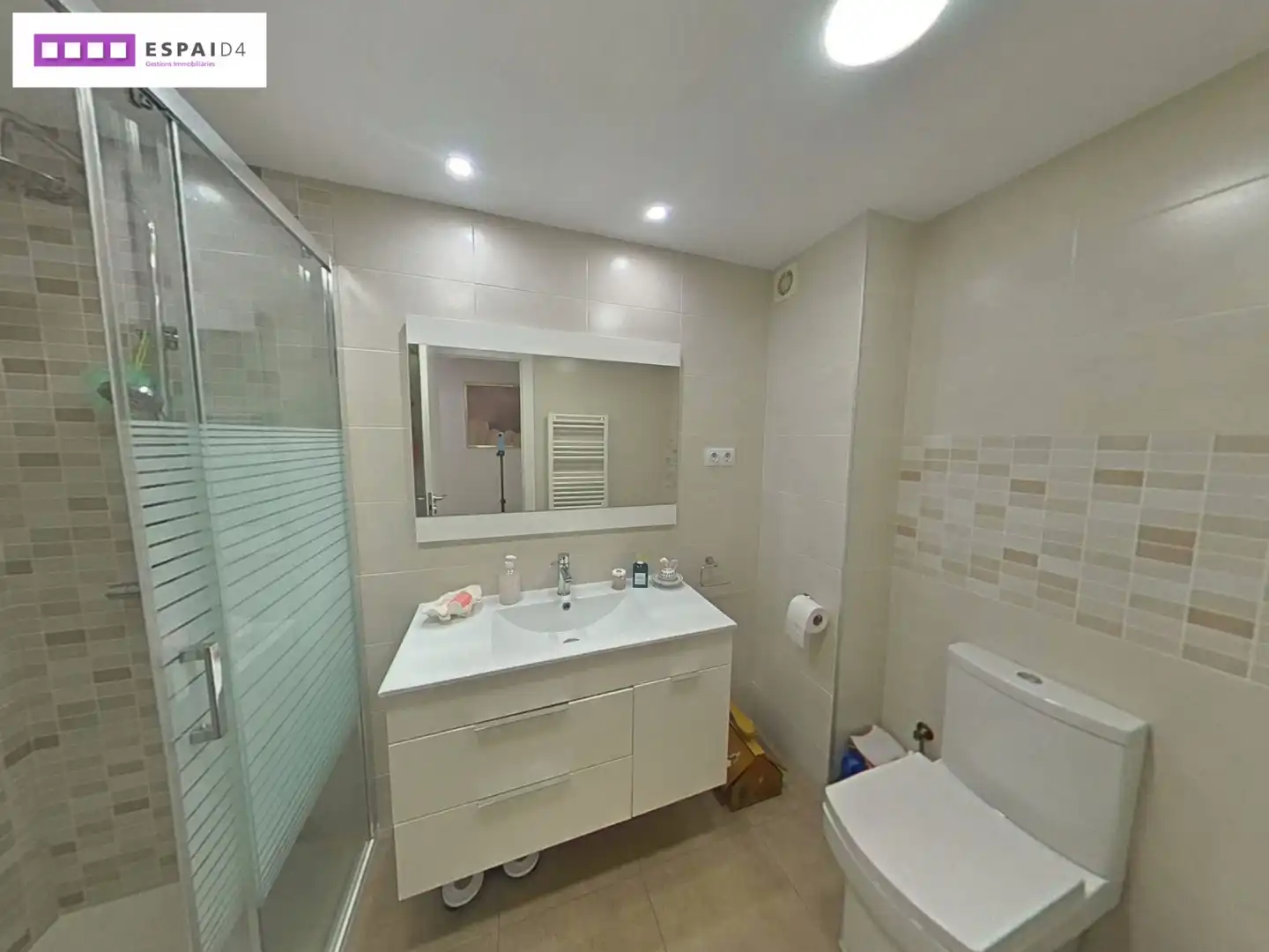 Baño de Piso en venta en Ripollet con Aire acondicionado, Calefacción y Terraza