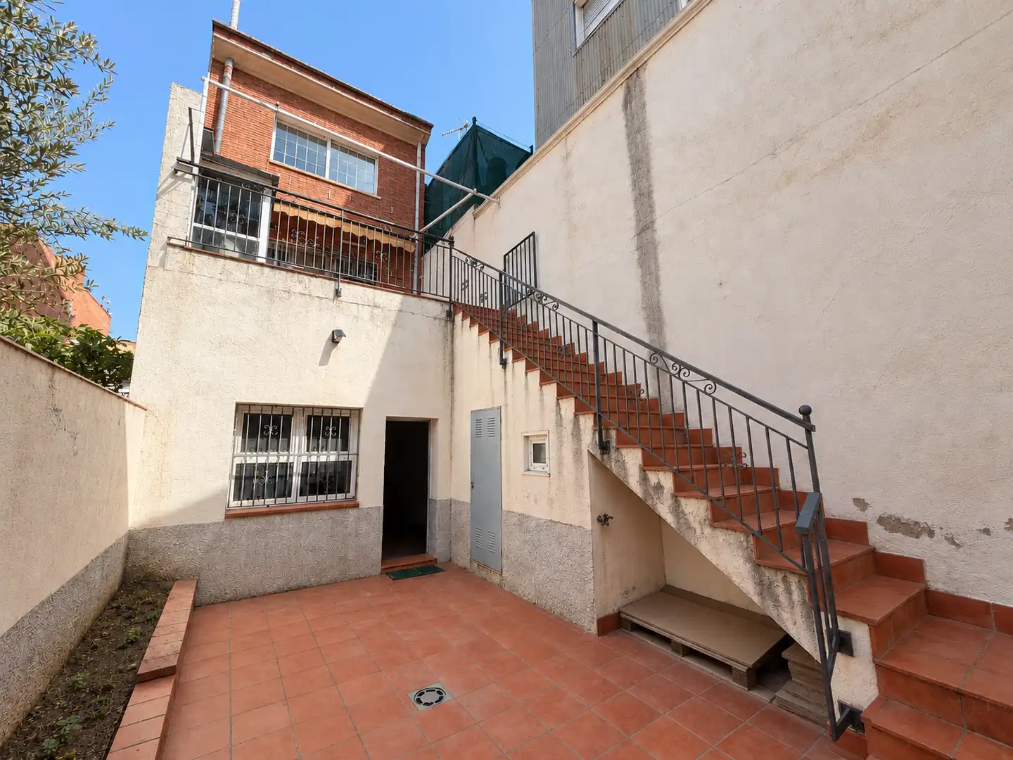 Semi-detached house with terrace for sale in Marianao