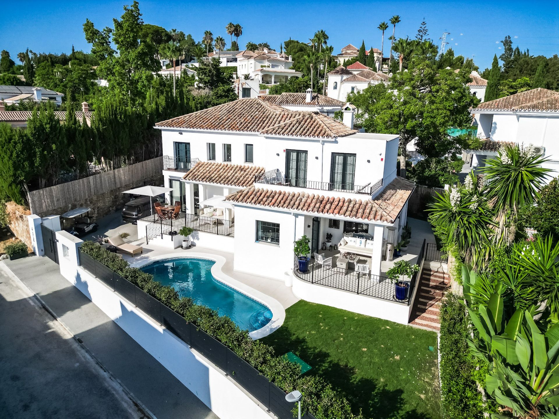 Vista exterior de Casa o xalet en venda en Marbella amb Aire condicionat, Jardí privat i Terrassa