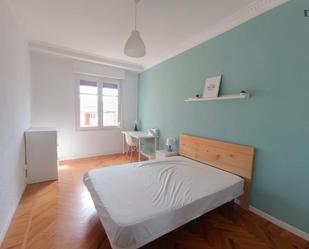 Dormitori de Apartament per a compartir en  Pamplona / Iruña amb Moblat, Forn i Microones