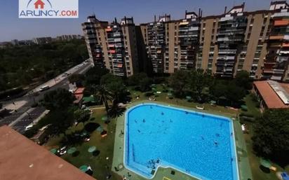 Swimming pool of Flat for sale in  Sevilla Capital  with Air Conditioner and Terrace