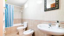 Bathroom of Flat for sale in Fuente Vaqueros