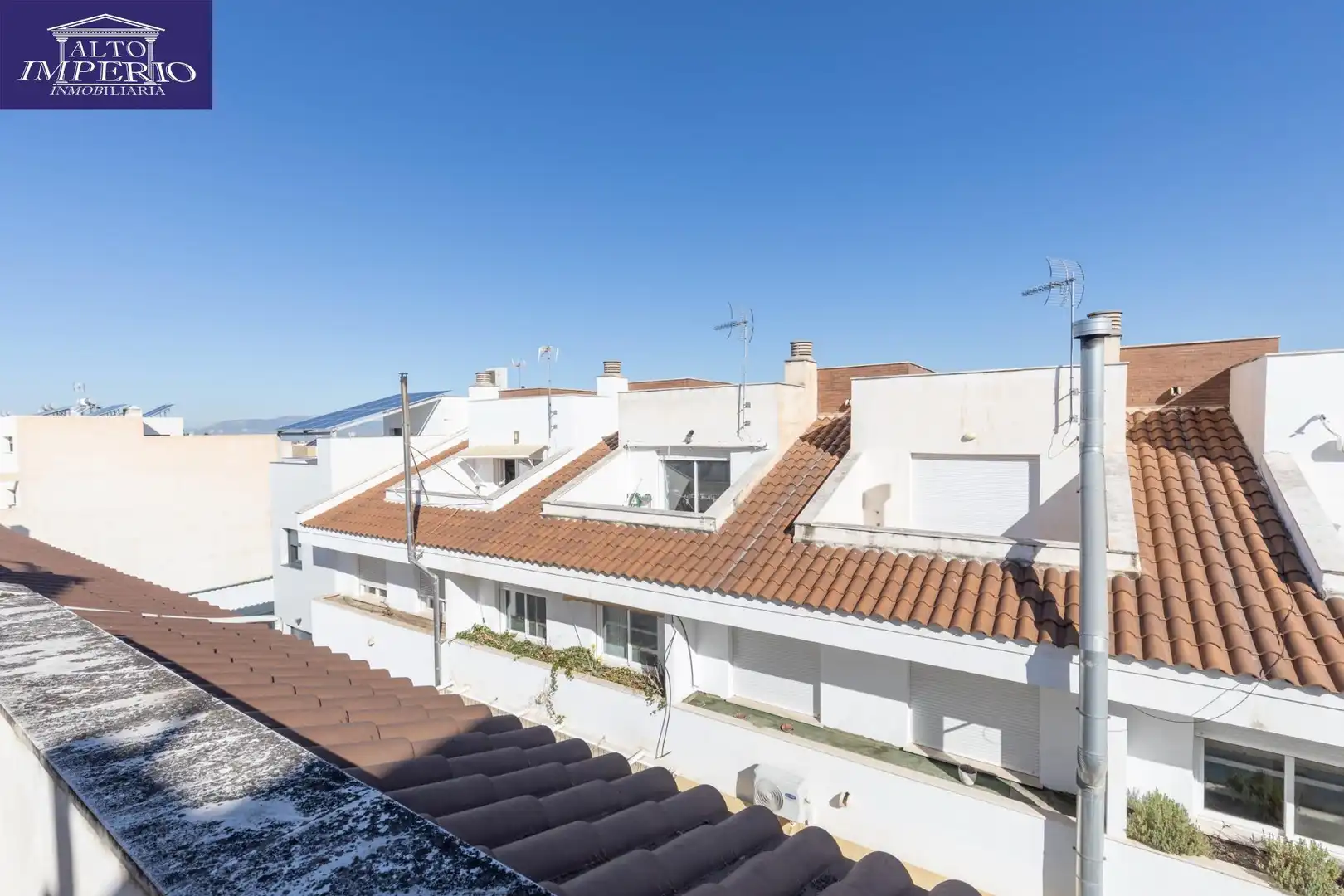 Vista exterior de Casa adosada en venda en Churriana de la Vega amb Calefacció, Terrassa i Balcó