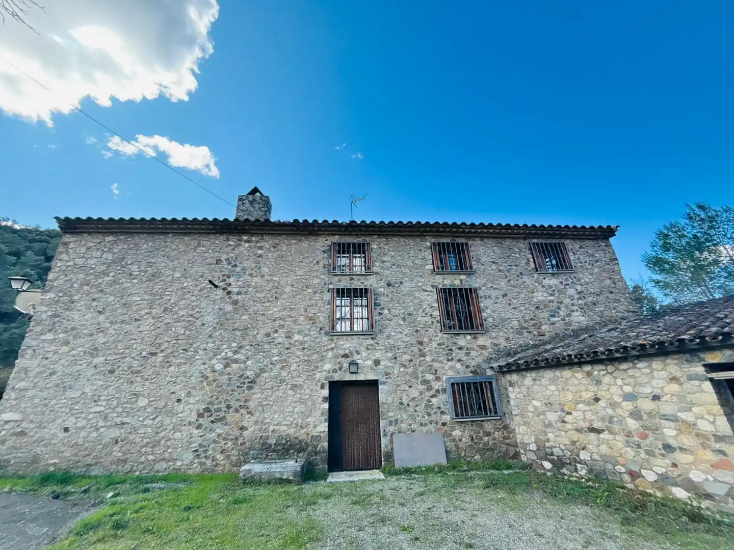 Vista exterior de Finca rústica en venda en Cornudella de Montsant amb Aire condicionat, Jardí privat i Moblat