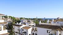 Vista exterior de Àtic en venda en Mijas amb Aire condicionat, Terrassa i Piscina