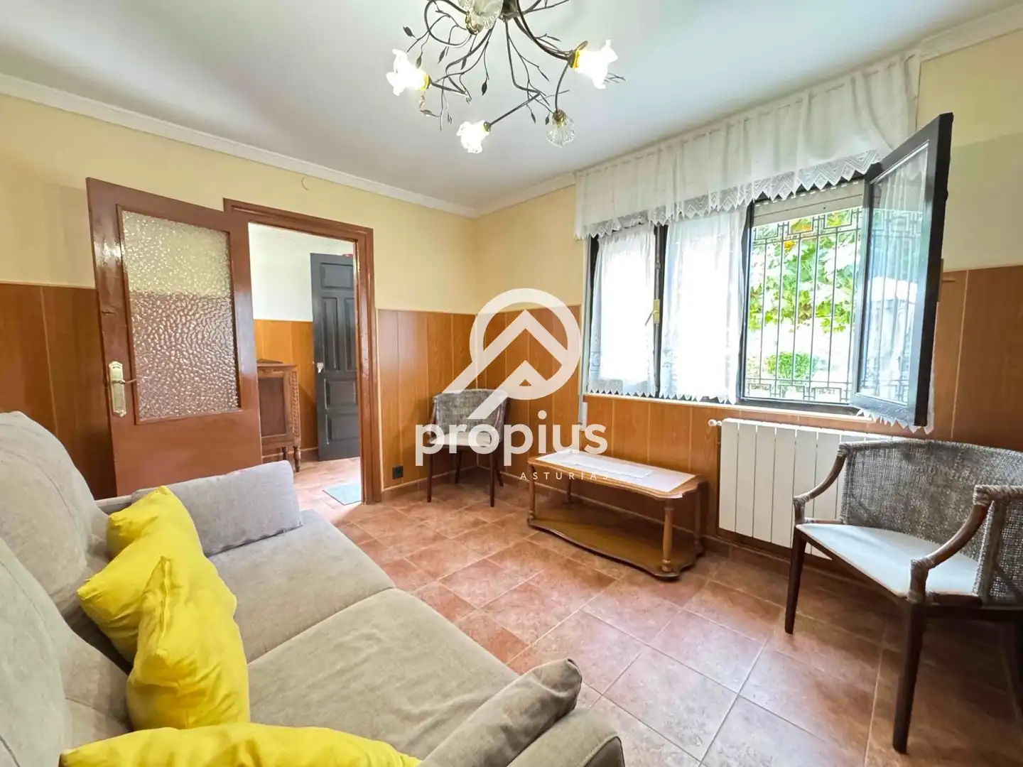 Sala de estar de Casa o chalet en venta en Parres con Calefacción, Jardín privado y Parquet