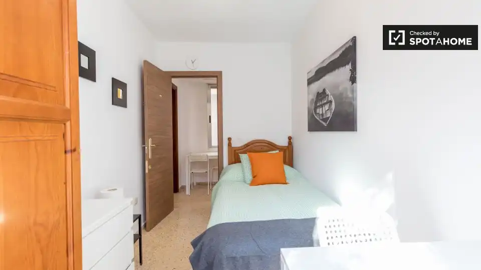 Habitación de Piso de alquiler en Valencia con Aire acondicionado, Calefacción y Amueblado
