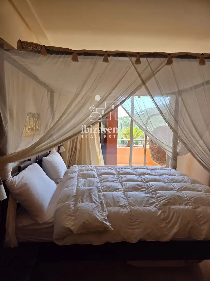 Habitación de Dúplex en venta en Santa Eulària des Riu con Aire acondicionado, Terraza y Trastero