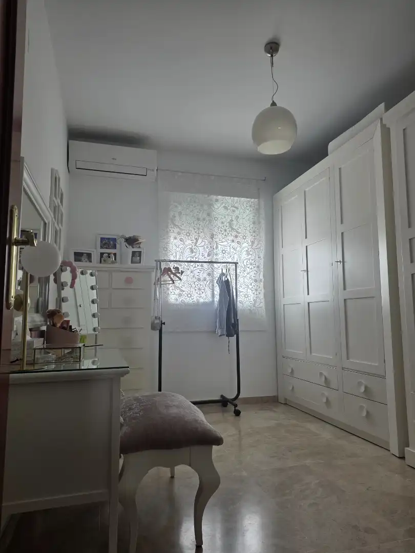 Habitación de Casa adosada en venta en Utrera con Aire acondicionado, Jardín privado y Terraza