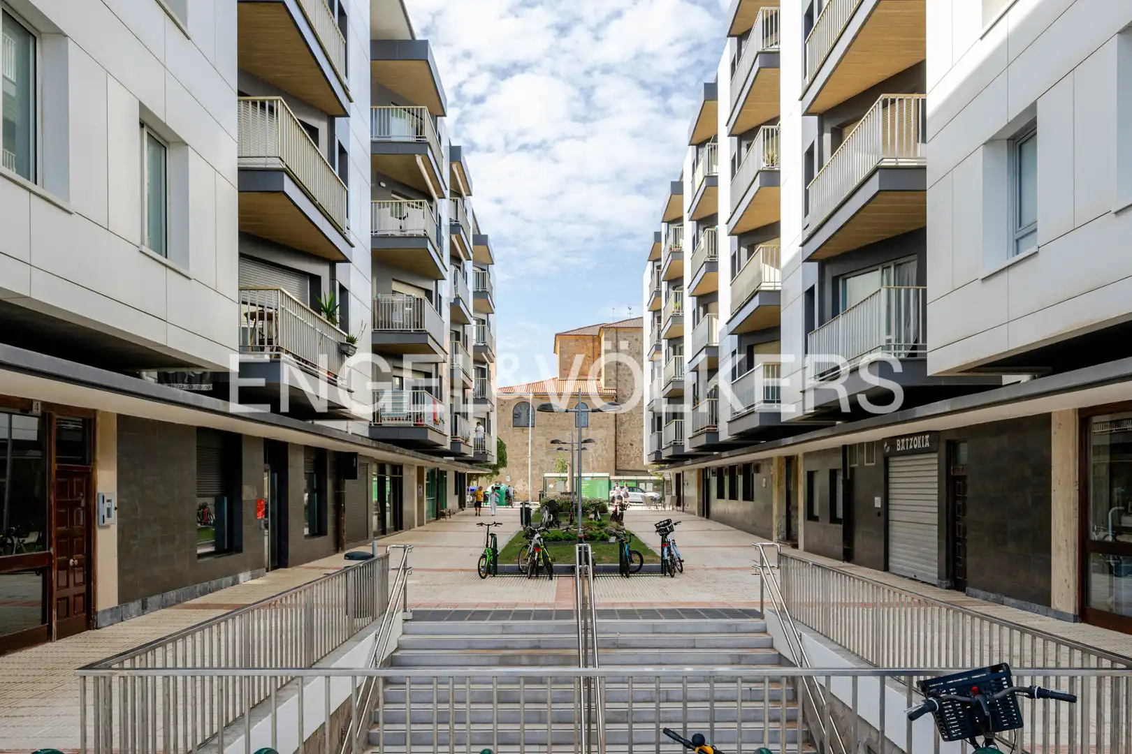 Vista exterior de Pis en venda en Zarautz amb Calefacció, Parquet i Terrassa