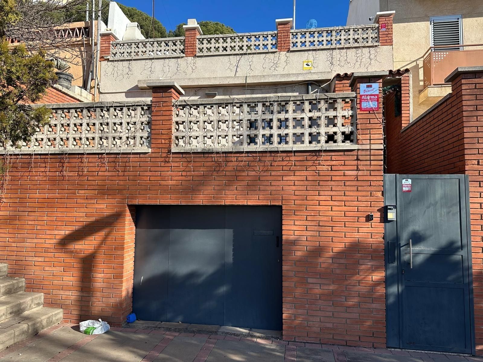 Exterior view of House or chalet for sale in Santa Coloma de Gramenet  with Air Conditioner, Terrace and Storage room
