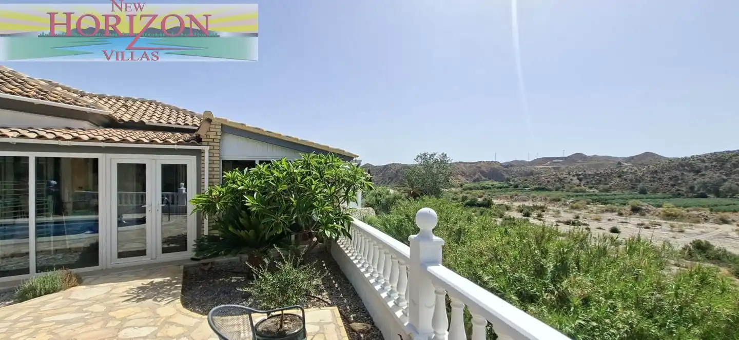 Vista exterior de Casa o xalet en venda en Arboleas amb Jardí privat, Terrassa i Piscina