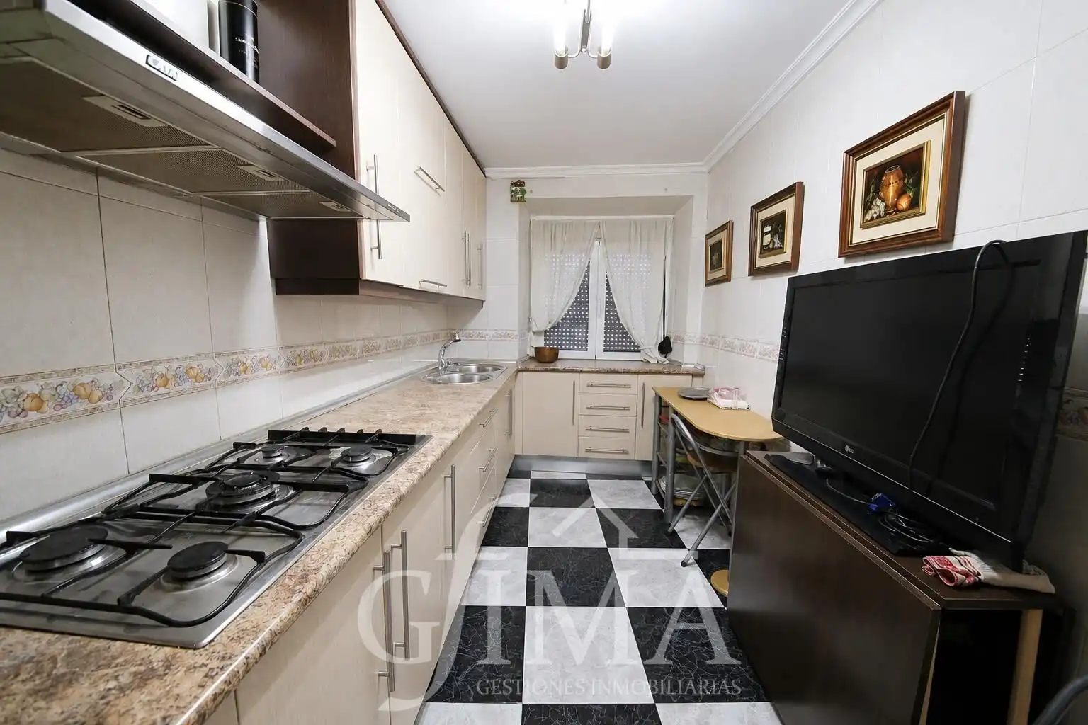Cuina de Casa o xalet en venda en Tomelloso amb Calefacció, Terrassa i Traster