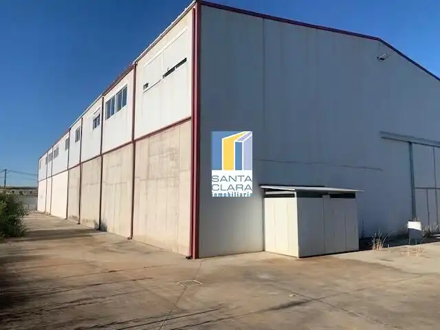 Vista exterior de Nau industrial en venda en Coreses